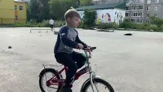 Глеб и Яна на велосипеде