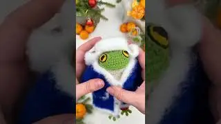 ✨🐸✨ #amigurumilovers #amigurumicrochet #amigurumi #handmade #christmas #frog #crochetfrog