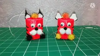 втулка, лента и помпоны и елочная игрушка тигр своими руками готова.