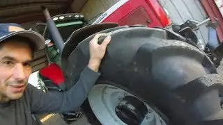 Les pneus du tracteur sont changés