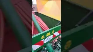 Sembradora Gil llenandola con su propio sinfín