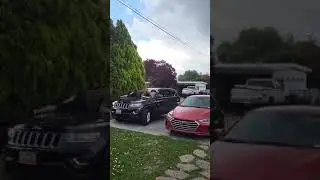 Спасает малышку от града