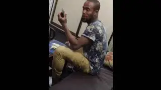 Негр кушает