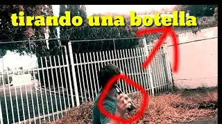 TIRANDO UNA BOTELLA