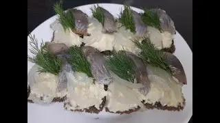 Простые и быстрые бутерброды с селедкой. Бутерброды из селедки на праздничный стол.