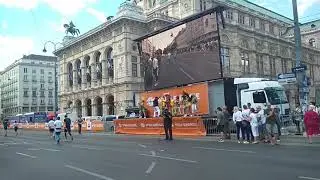 В воскресенье у Венской оперы.