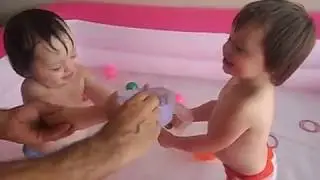GUERRINHA DE ÁGUA - As gêmeas Júlia  e Nicole com 1 ano e 7 meses