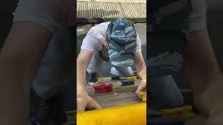 Макс забирается на горку, но у него это слабо получается 