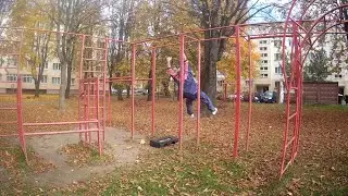 Дедушка в 65 лет чуть не упал на ножи при выполнении перелета на турниках.