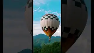 Воздушный шар на фоне гор / Hot air balloon on the background of mountains #shorts