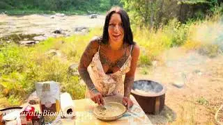 Picking huckleberries in a sundress and making a huckleberry cream cheese pie in the mountains! 🤤