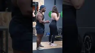 Ayuda en sentadilla en el gym