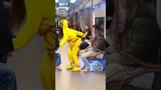 People's kindness test:I asked him to zip me up, he started copy me🤦🏻‍♀️LA ELVÍRA 