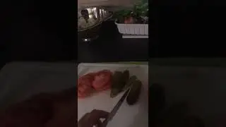 Nivek How To: Cut pickles safely, not in The Ants: Underground Kingdom (french)
