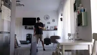 Аха поёт