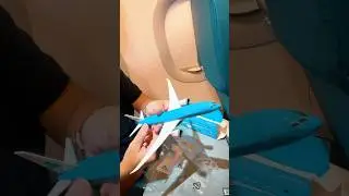 ASSEMBLING A KLM B787 MODEL PLANE… INSIDE A PLANE! #aircraft #airplane #aeroplane #aviation #flying