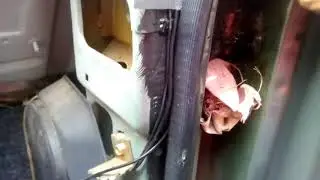 Подготовка к демонтажу передних дверей автомобиля Славута.