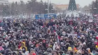 Драка протестующих с ОМОНом на митинге в поддержку Навального  Что происходит на митингах