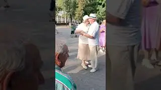 Танцы под гармонь в парке Гомеля.