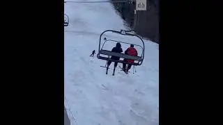 В Румынии, на горнолыжном курорте, медведь пытался догнать лыжника.