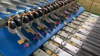 Automatic Sandwich Biscuits Cookies auto-feeding and loading into the tray packaging machine line