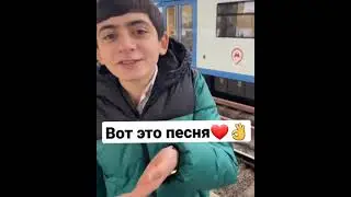 Молодой Goro поет в метро