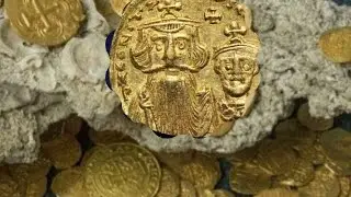 The moment of finding the great treasure with the metal detector