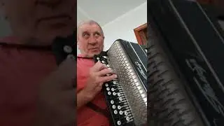 Дідо грає на баяні. Талант не втратити!