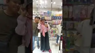 AYANG BERANTEM DI MALL 