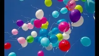 Воздушные шары, улетающие в небо. Видеозаставка