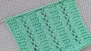 Узор спицами с вертикальными ажурными дорожками.