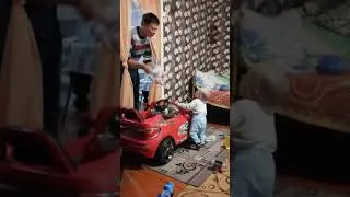 Папа развлекает сына как может