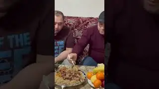 Друг пробует плов