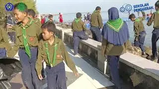 Kegiatan Bakti Sosial Siswa SMP MUTU membersihkan Sampah di Pantai Alam Indah Kota Tegal
