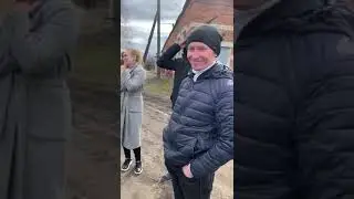 Человек в гражданской форме из органов УМВД передаёт паспортные данные посторонним людям по телеф.