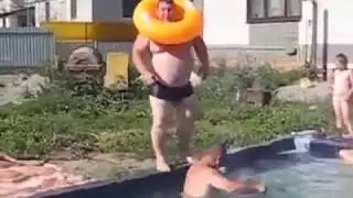 Толстый мужчина прыгает в бассейн:)