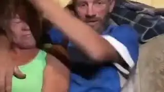 Бомж на спор разбил яйца