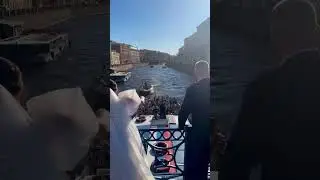 вот так в питере кидают цветы