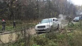 Pathfinder тащит Jeep офф Роуд