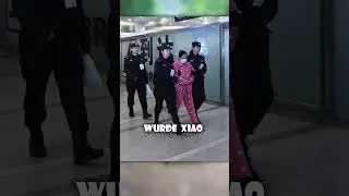 Chinesin Lebt in Internet Café