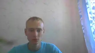 поцан играет в Майнкрафт