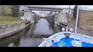 Проходим судоходный шлюз. Я под впечатлением. Речной круиз на теплоходе Максим Литвинов