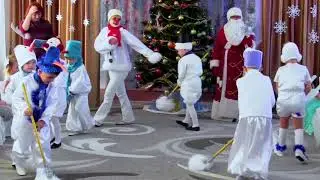 Танец снеговиков на утреннике - Снеговичок стоит и усмехается
