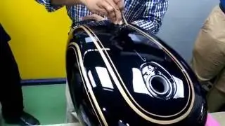Royal Enfield: Tank Pinstriping