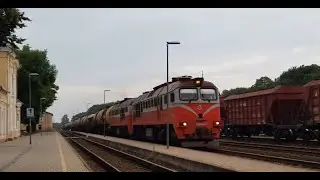 Diesel locomotive 2M62M-1162 with a freight train