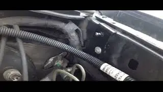 Установка упора амортизатора капота Toyota HiLux