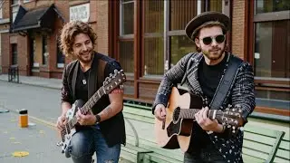 Уличные музыканты играют рок  /Street musicians play rock/