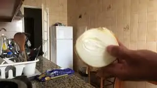 Andresloko muestra los ingredientes para preparar almuerzo