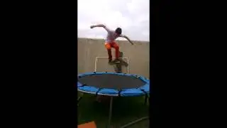 Maxi Del Torre tricks en la cama elástica.