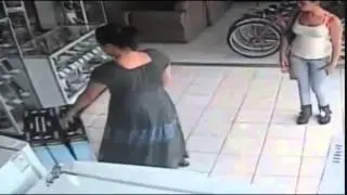 Elle vole une télévision en la cachant sous sa jupe